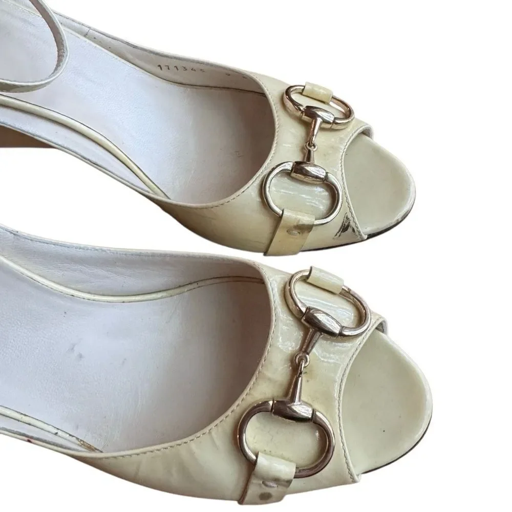Gucci Women's Horsbit Accent Patent Leather Open Toe Wedge - Size 9
